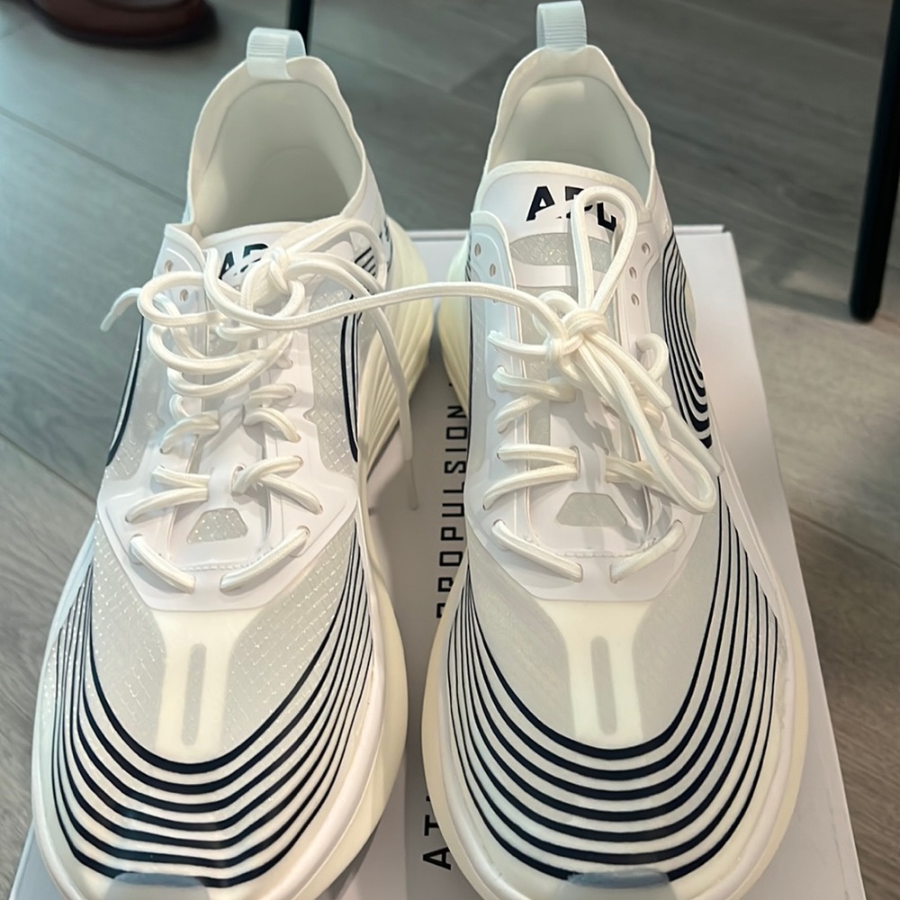 APL Streamline women’s size 8.5 white/clear/midnight NEVER worn. Comes in box